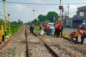 PT KAI Daop 7 Madiun Tutup Perlintasan Liar di Blitar