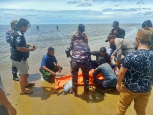 TNI AL dan Tim SAR Evakuasi Korban Tenggelam di Pantai Malabar Kutai Kartanegara