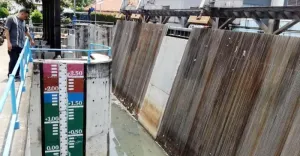 Waspada! Status Pintu Air Pasar Ikan Siaga 1, Wilayah Kamal Sampai Kalibaru Terancam Terdampak