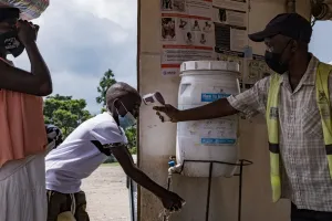 Ebola Mengganas, Uganda Larang Warga Jabat Tangan