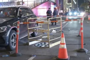 Wanita New York Tewas setelah Jatuh ke Lubang Gorong-gorong yang Terbuka Saat Keluar dari Mobil