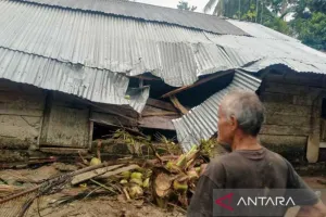 Aceh Barat Diterjang Badai Tujuh Rumah Warga dan Satu SMP Rusak