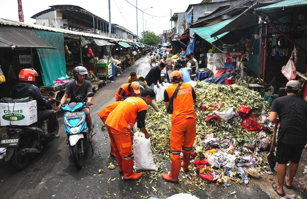 Buang Sampah Sembarangan, Pedagang Pasar Angke Bakal Ditindak Tegas 