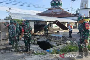 Gotong Royong Memperbaiki Jalan Ambles di Kecamatan Curub Rejang Lebong