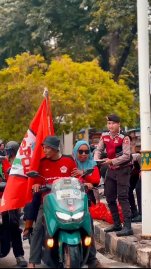 Personel BKO Polda Metro Jaya Bagikan Makanan Gratis Saat Amankan Aksi di Tugu Proklamasi