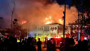 Petugas Damkar Kena Pecahan Kaca Saat Kantor Bupati Bulungan Terbakar