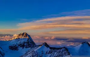 Rekor Baru! Sebanyak 275 Pendaki Capai Puncak Everest dalam Satu Hari