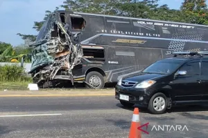 Bus Nabrak Truk di Tol Cipali, Satu Orang Tewas