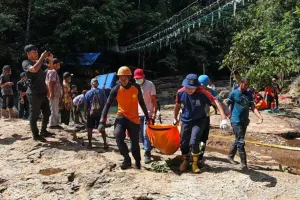 Evakuasi Jenazah Dua WNA Austria yang Terjatuh dari Jembatan Gantung