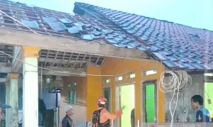 Atap Terbang dan Tembok Ambruk, 90 Rumah di Rumpin Bogor Porak-Poranda Diterjang Angin Kencang