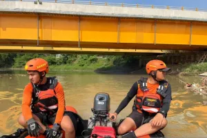 Basarnas Cari Pemuda yang Hilang Terseret Arus Kali Bekasi di Jatiasih