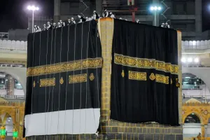 Kisah Ka'bah, Apa yang Ada di Dalam dan Apa yang Menutupinya? 