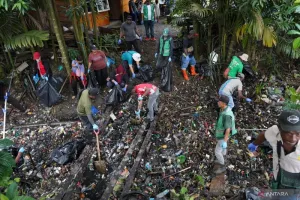 Sungai Kotor di Timika Akhirnya Dibersihkan, Warga Apresiasi Kolaborasi DLH dan Freeport.