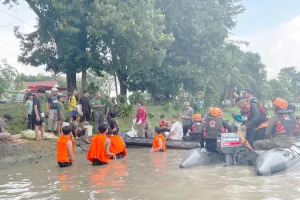 DLH Kota Surabaya Tindak Warga Pembuang Limbah Hewan Kurban di Aliran Sungai