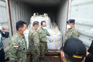 Kasum TNI Tinjau Kapal Penyelundup LTJ dan Radioaktif Ilegal di Batam