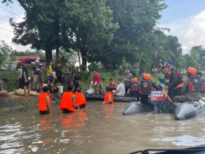 Patroli Sisir Sungai, Pemkot Surabaya Tindak Warga yang Buang Limbah Hewan Kurban