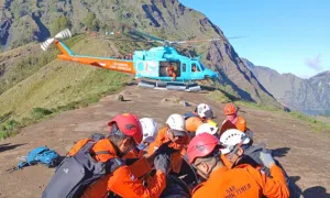 Pendaki Rinjani Adal Malaysia yang Cidera Dievakuasi Menggunakan Helikopter