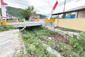 Warga Keluhkan Sedimentasi Hambat Aliran Air di Jembatan Talumolo