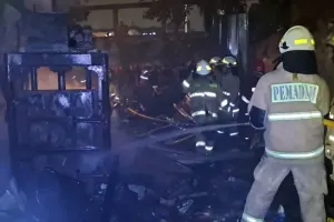 Kebakaran di Jakarta: Diduga Korsleting, Rumah di Warakas Tanjung Priok Hangus Terbakar