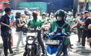 Viral! Toko Ponsel di Ciracas Bagikan 1.000 Sembako untuk Ojol
