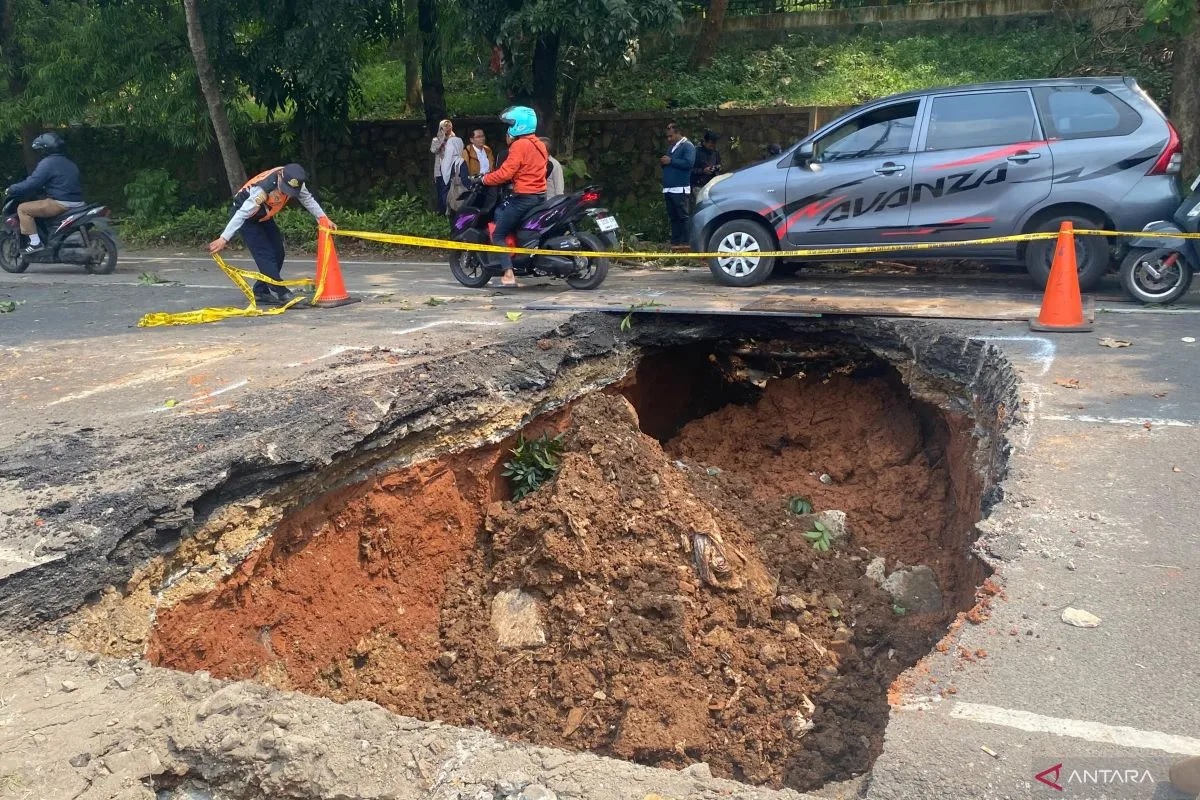 Jalan Ambles Lenteng Agung Ditangani, Dishub Alihkan Arus Lalu Lintas Kurangi Macet 