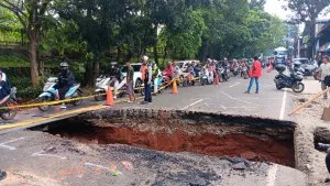 Jalan Amblas di Lenteng Agung Sebabkan Arus Lalu Lintas dari Jakarta ke Depok Tersendat