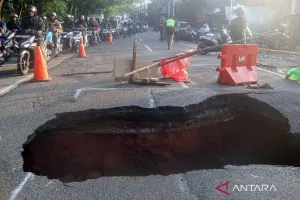 Jalan Ambles di Lenteng Agung, Warga Diimbau Cari Rute Alternatif Hindari Macet