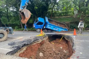 Jalan Lenteng Agung Amblas Sedalam 3 Meter, Truk dan Motor Jadi Korban