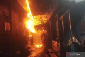Kebakaran Hanguskan Rumah Warga di Kawasan Padat Krendang Jakarta Barat Tadi Malam