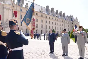 Naik Kendaraan Komando Militer Prancis, Presiden Prabowo Inspeksi Pasukan di Jantung Kota Paris!