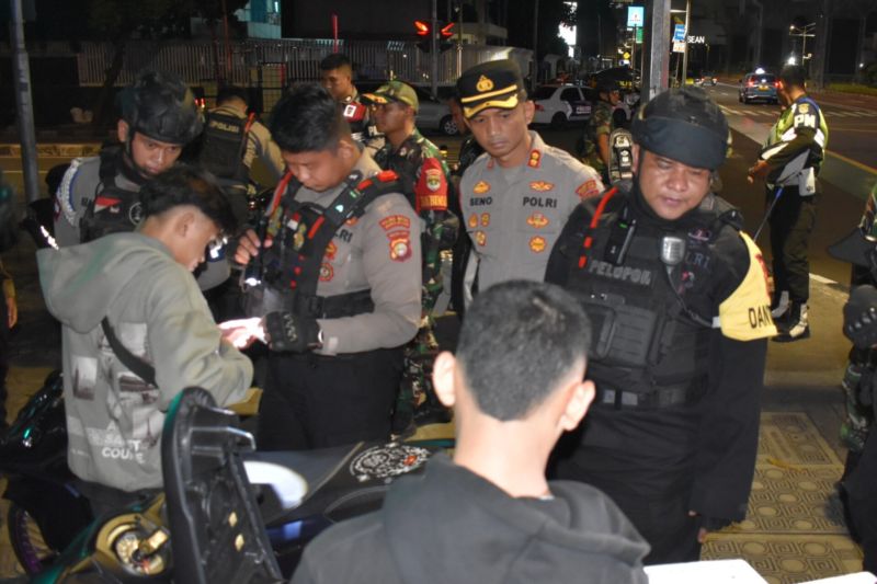 Polisi Amankan Senjata Tajam dan Narkoba dalam Operasi di Jakarta Selatan