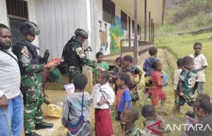 Bantuan Alat Tulis untuk Siswa SD Popome Lanny Jaya