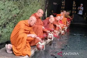 Jelang Puncak Perayaan Tri Suci Waisak, Para Biksu Ambil Air Berkah di Umbul Jumprit Temanggung