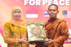 Peringatan Waisak, Gubernur Khofifah Serukan Penguatan Persaudaraan 