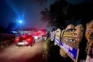 Ratusan Karangan Bunga Mengalir ke Rumah Duka Ryamizard Ryacudu, Cikeas Dipadati Pelayat.