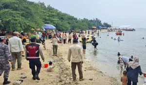 Ribuan Pengunjung Berlibur di Pulau Untung Jawa