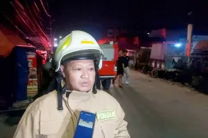 Pasokan Darat Mati Total, Petugas Damkar Terpaksa Sedot Air Laut Demi Padamkan Kebakaran Muara Karang