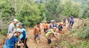 Petugas Bersama Warga Sidrap Buka Akses Jalan Terdampak Longsor