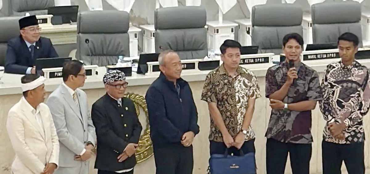 KDM Tunaikan Janji, Persib Terima Kadeudeuh Rp1 Miliar Us...