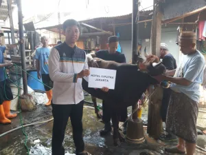 Lewat Program CSR, Hotel dan Mal Ciputra Jakarta Bagikan Hewan Kurban