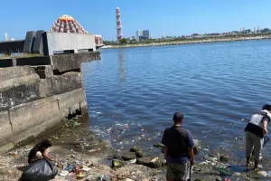 Merespons Aduan Warga dengan Bersih-bersih Sampah di Pantai Losari