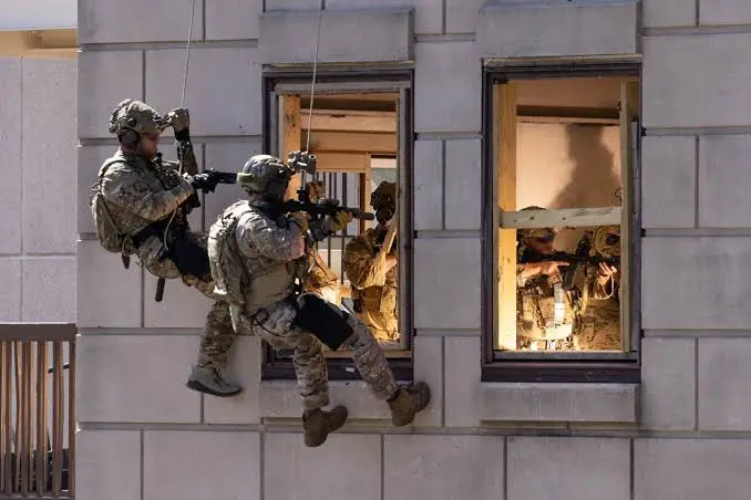 Penyanderan Bank 12 Jam di California, Pasukan Khusus FBI...