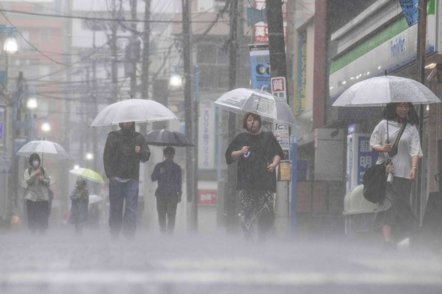 Disapu Topan Jangmi, 23 Warga Jepang Terluka