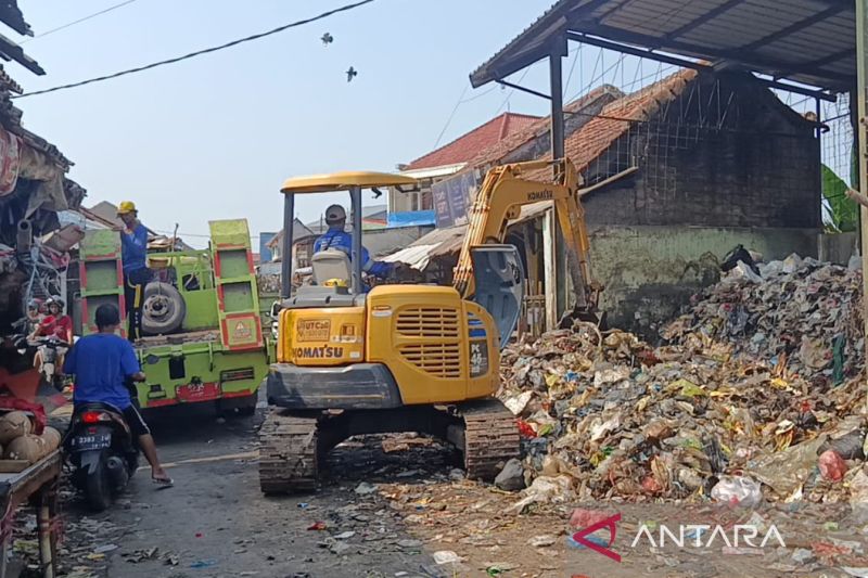 DLH Cirebon Kerahkan 9 Truk Angkut Tumpukan Sampah di Pasar