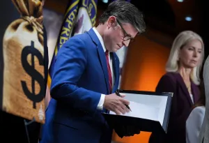 DPR AS Sahkan Resolusi untuk Akhiri Perang di Iran, Teguran untuk Trump