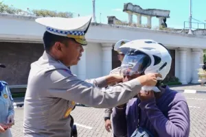 Korlantas Polri: Pengendara Motor Tak Pakai Helm SNI Terancam Sanksi