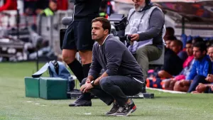 Leverkusen Tunjuk Carles Ma...
