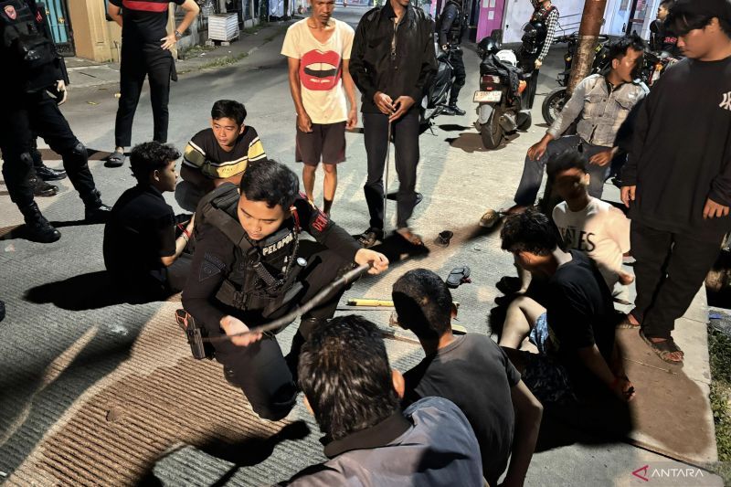 Mau Tawuran, Dua Pemuda Bawa Senjata Diciduk Polisi di Be...