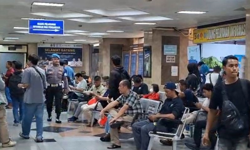 Pemutihan Pajak Kendaraan Bikin Samsat Jakarta Barat Dipa...