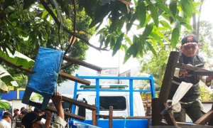 Satpol PP Jaktim Tertibkan PKL di Pasar Becek Perumnas Klender